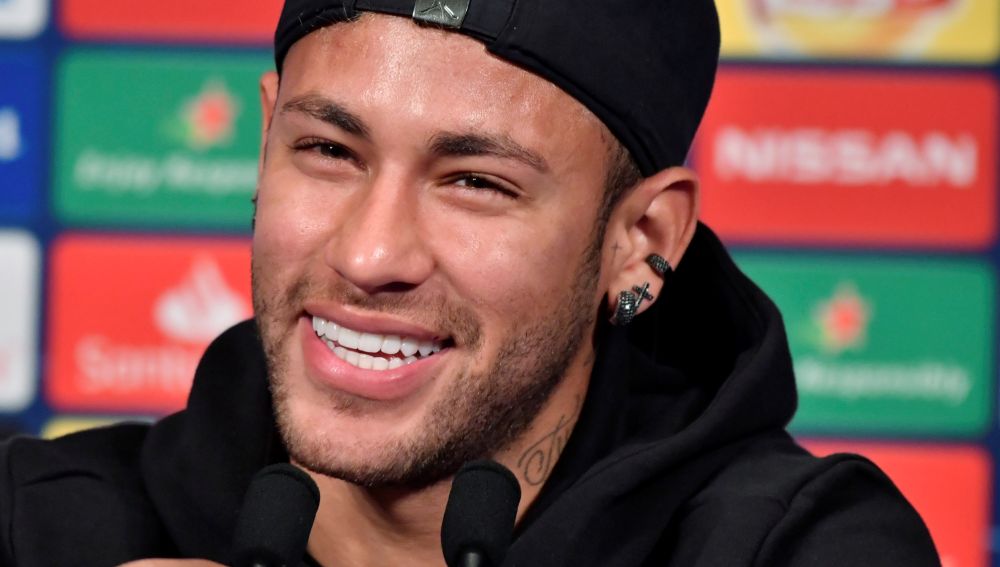 Neymar sonríe en rueda de prensa