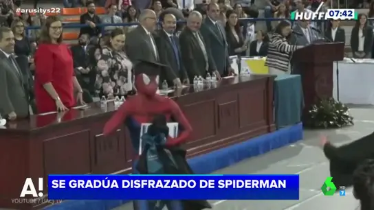 Se gradúa disfrazado de Spider-Man Se gradúa disfrazado de Spider-Man