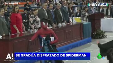 Se gradúa disfrazado de Spider-Man