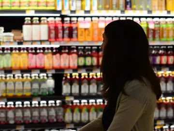 Lineal de bebidas en un supermercado