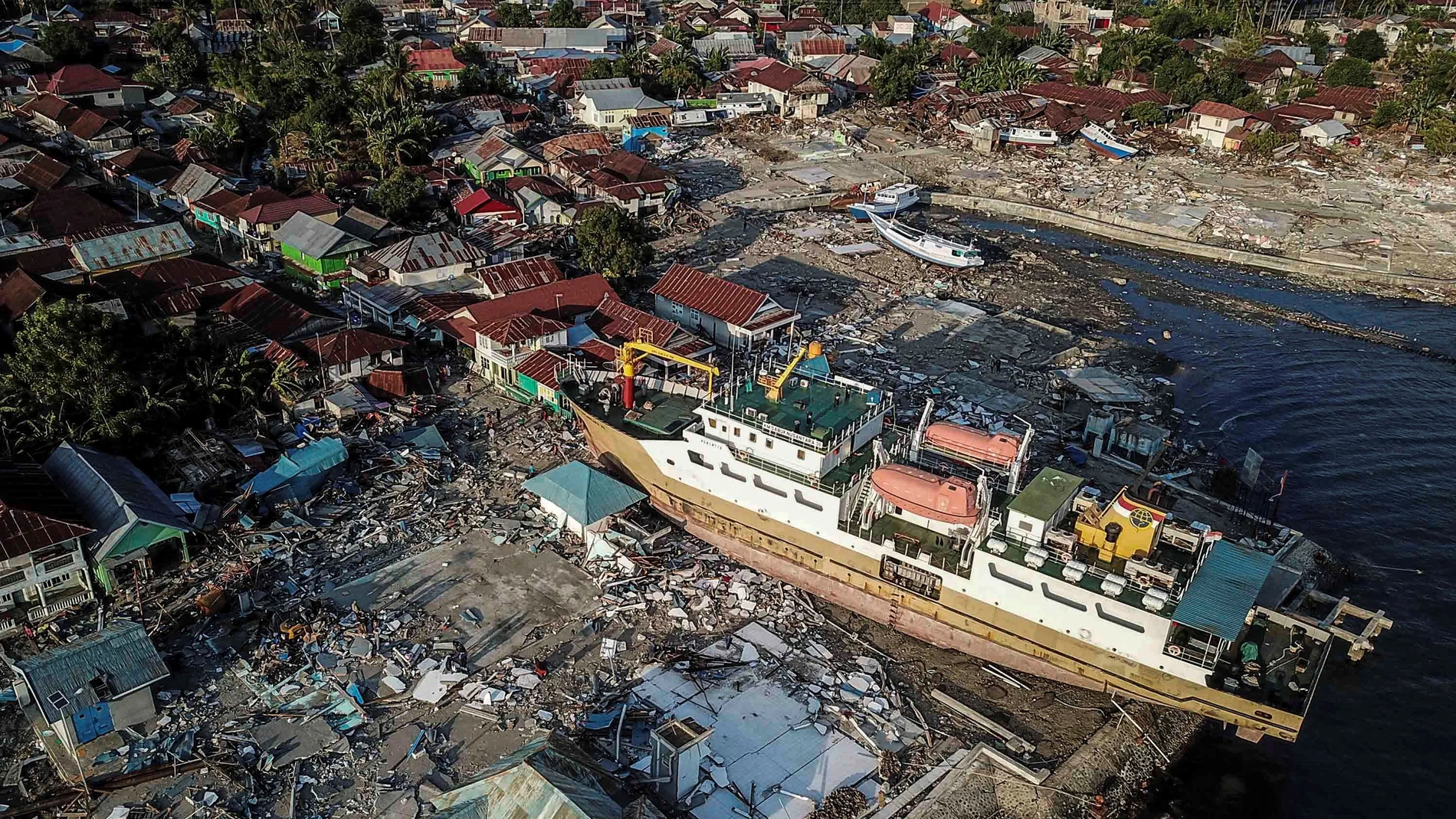 Fotografía aérea que muestra los daños causados por el terremoto y tsunami en Wani
