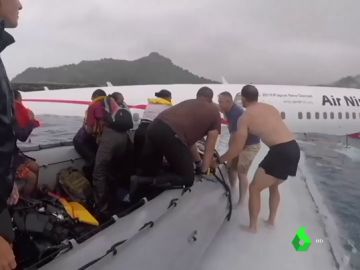 Hallan el cuerpo sin vida de un ocupante del avión que cayó a una laguna en Micronesia Hallan el cuerpo sin vida de un ocupante del avión que cayó a una laguna en Micronesia