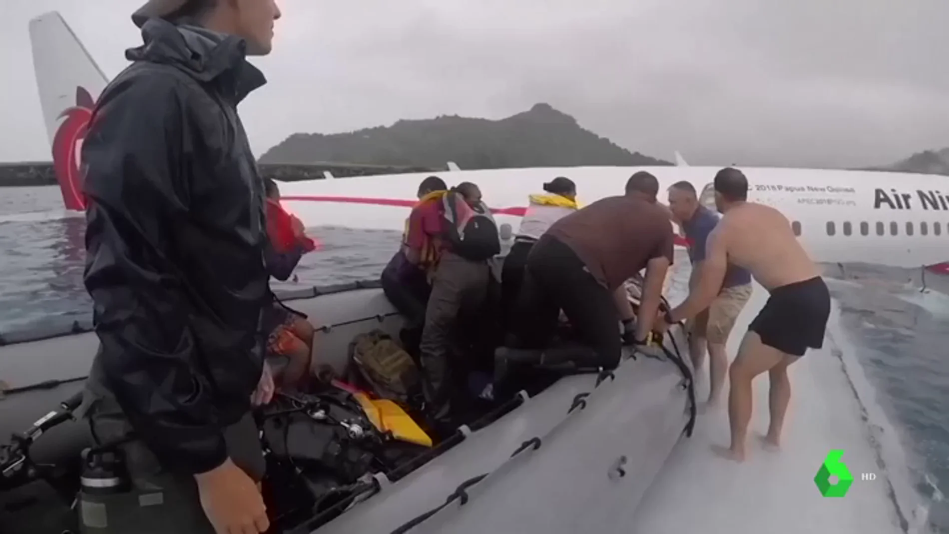 Hallan el cuerpo sin vida de un ocupante del avión que cayó a una laguna en Micronesia