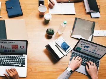 Reunión de directivos en una oficina Reunión de directivos en una oficina