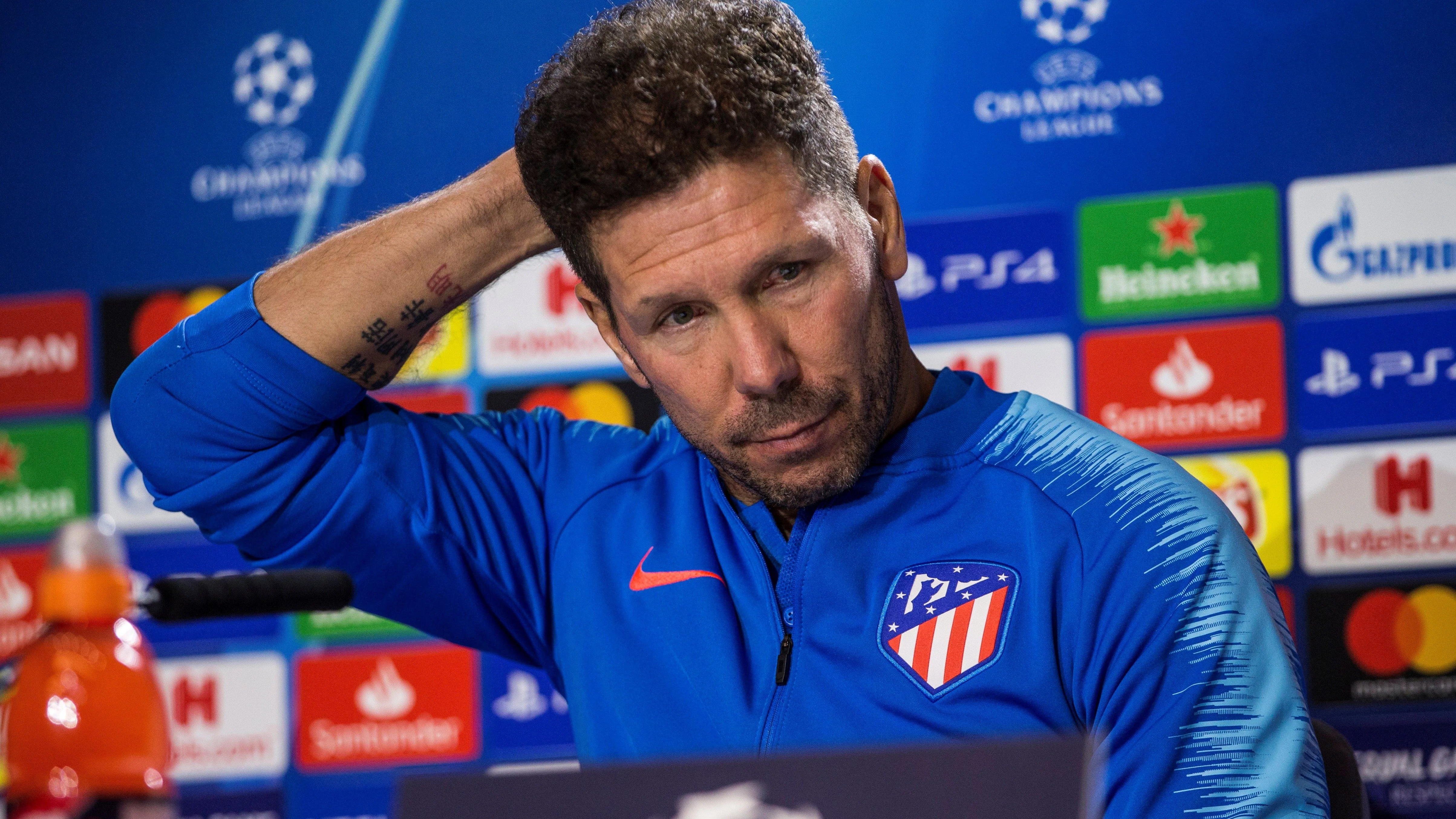 Simeone, con gesto pensativo en rueda de prensa