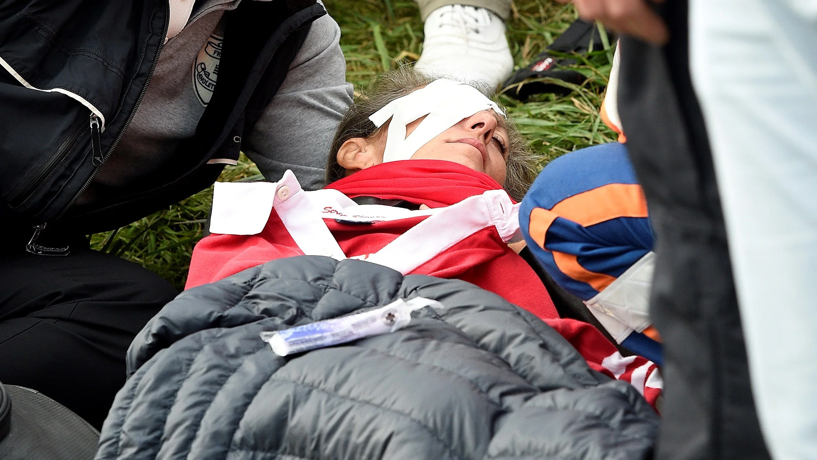 Corine Remande, atendida tras sufrir el bolazo en la Ryder