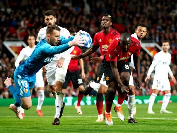 Neto atrapa un balón ante el Manchester United Neto atrapa un balón ante el Manchester United