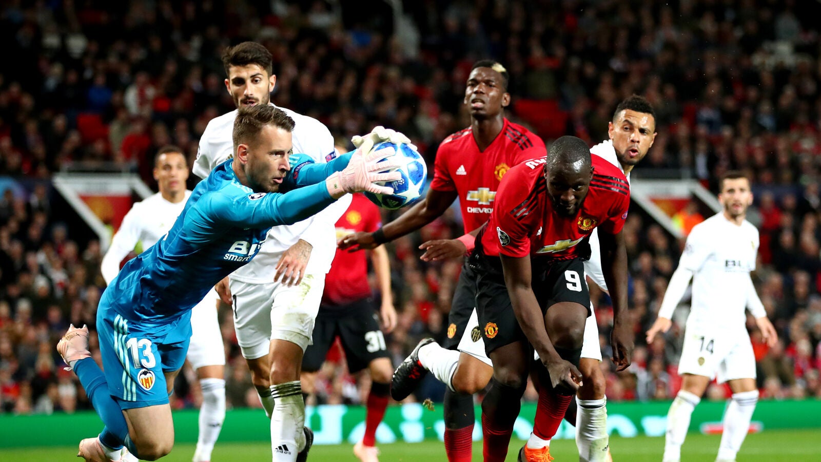 Neto atrapa un bal&oacute;n ante el Manchester United