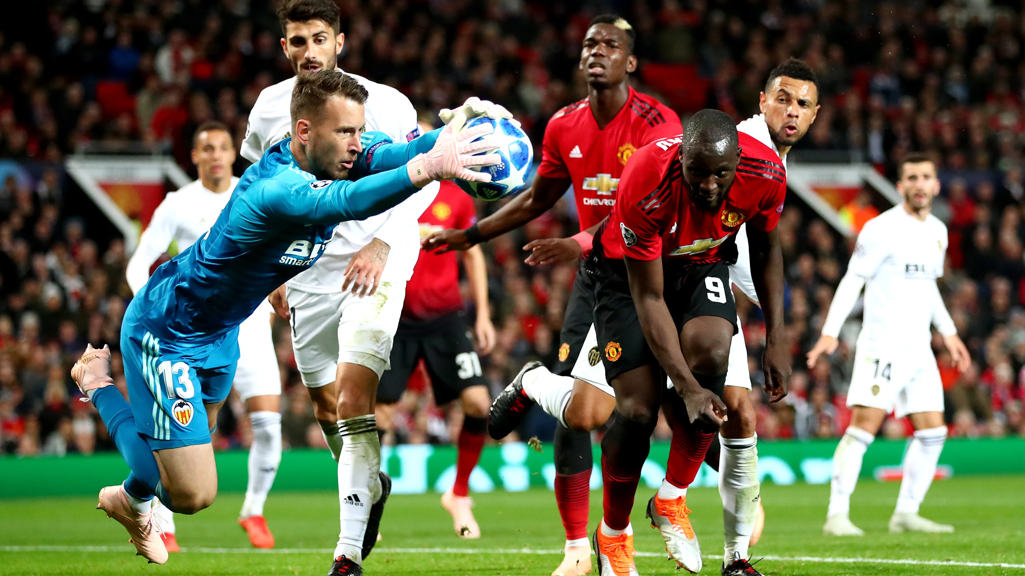 Neto atrapa un balón ante el Manchester United