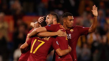 Los jugadores de la Roma celebran un gol