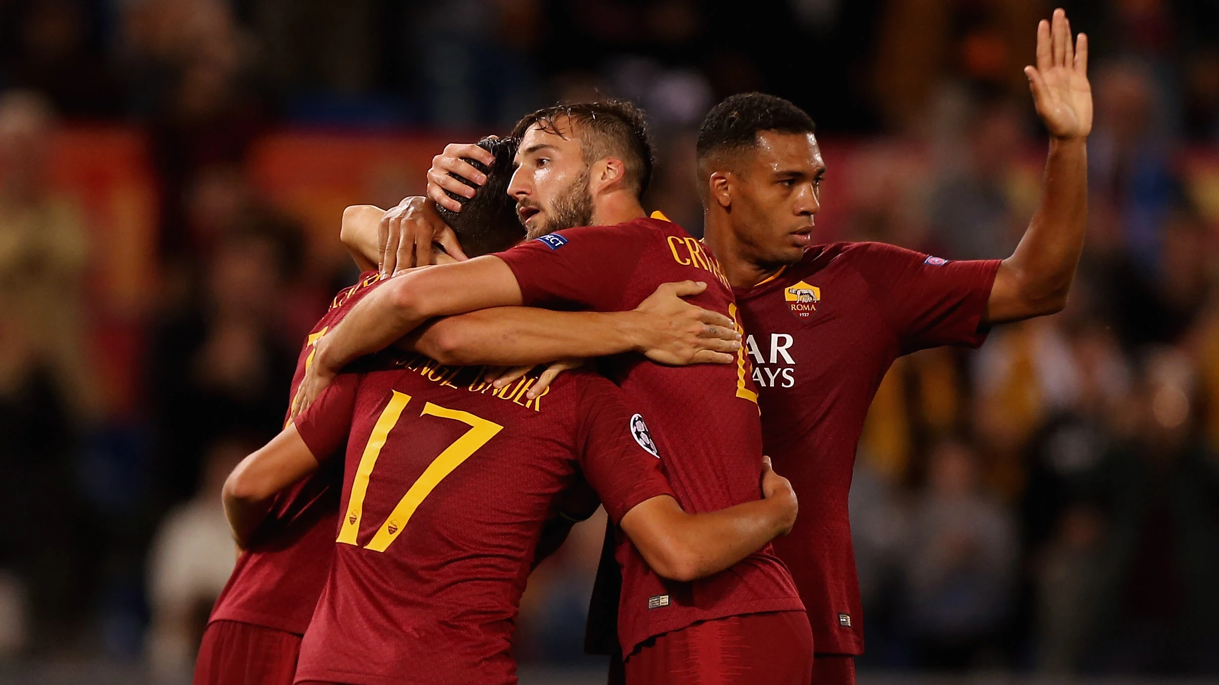 Los jugadores de la Roma celebran un gol