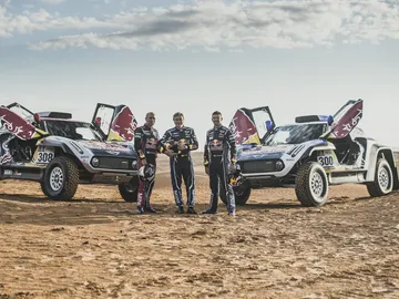 Carlos Sainz, Stéphane Peterhansel y Cyril Despres fichan por MINI para el Dakar 2019 Carlos Sainz, Stéphane Peterhansel y Cyril Despres fichan por MINI para el Dakar 2019