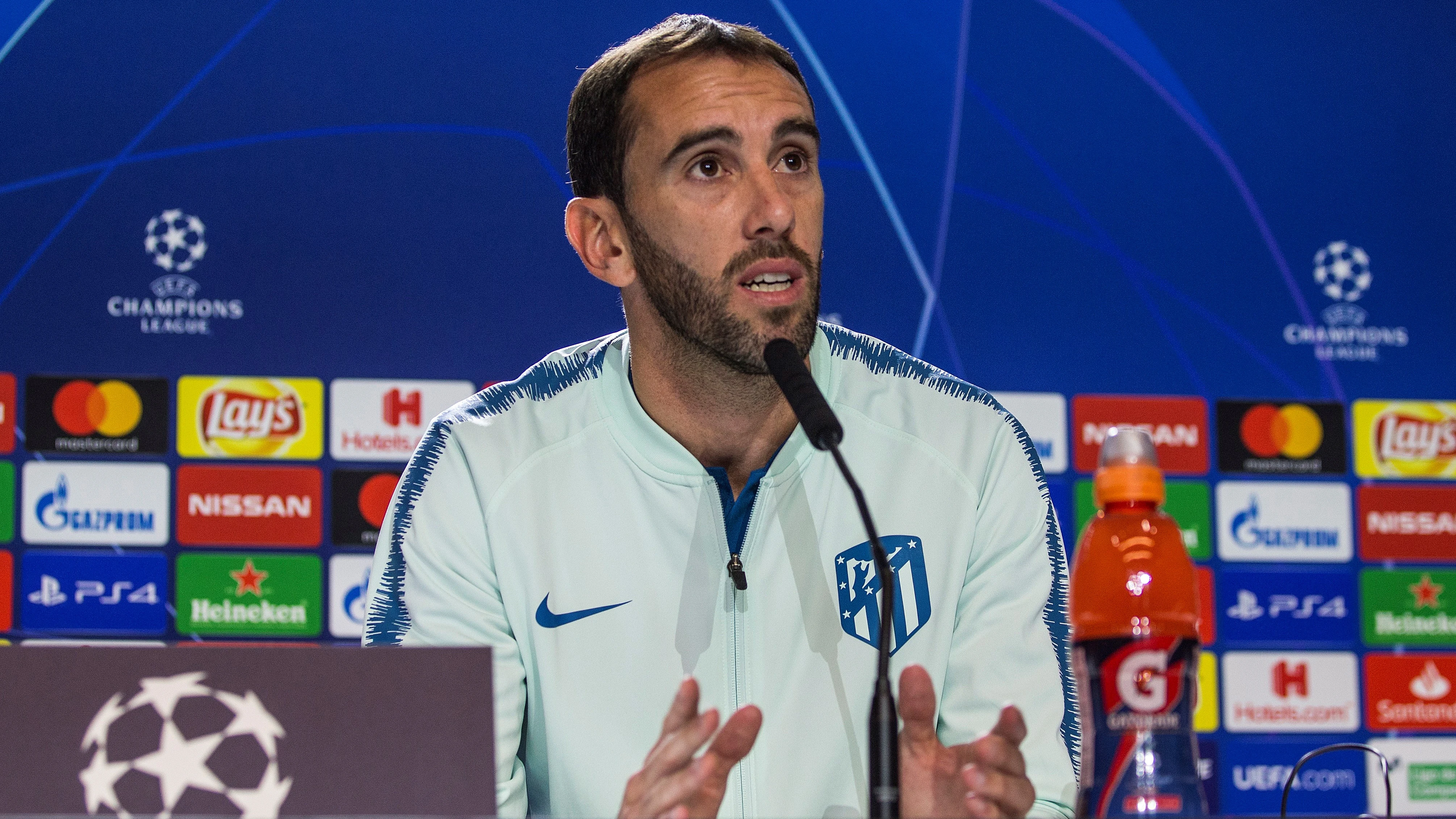 Godín se explica en rueda de prensa