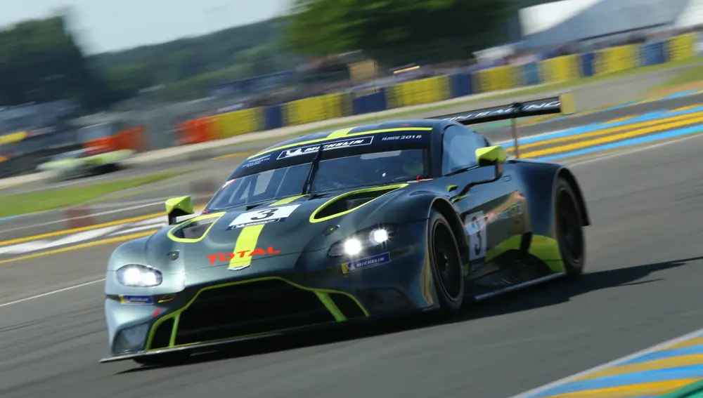 Aston Marting Racing en la pista