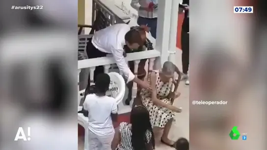 La espectacular cobra de una señora al presidente francés cuando iba a saludarla La espectacular cobra de una señora al presidente francés cuando iba a saludarla