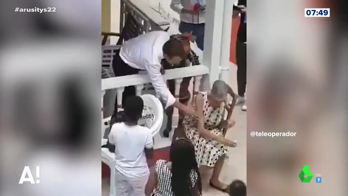 La espectacular cobra de una señora al presidente francés cuando iba a saludarla La espectacular cobra de una señora al presidente francés cuando iba a saludarla