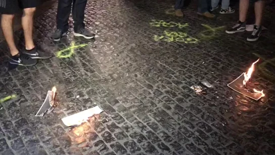 Cacerolada y quema de fotos del rey en Barcelona Cacerolada y quema de fotos del rey en Barcelona