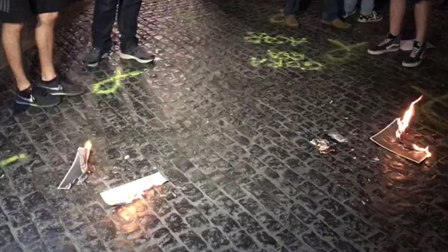Cacerolada y quema de fotos del rey en Barcelona