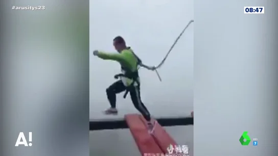 El momento en el que un arnés de seguridad se suelta con un hombre en las alturas El momento en el que un arnés de seguridad se suelta con un hombre en las alturas