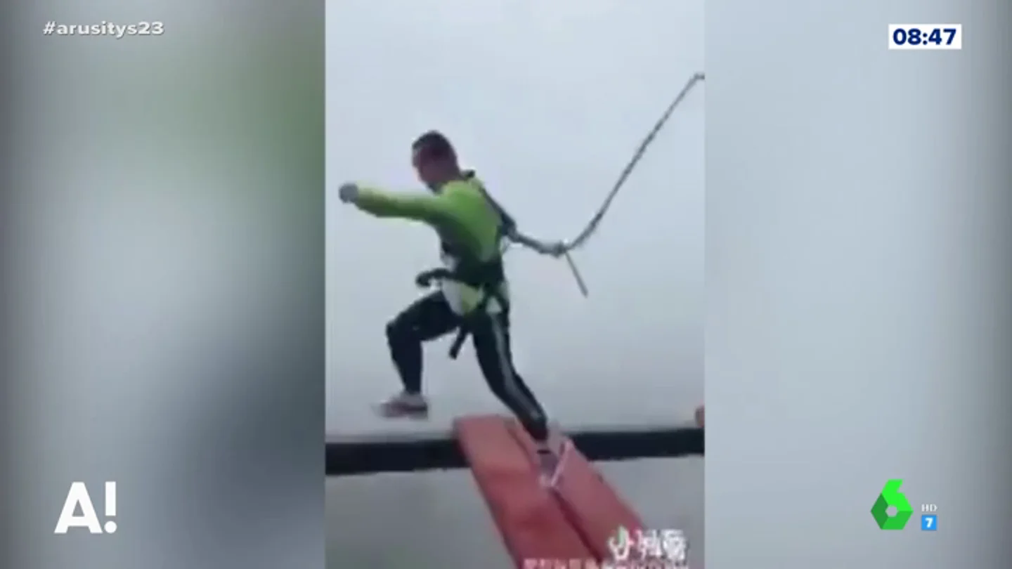El momento en el que un arnés de seguridad se suelta con un hombre en las alturas El momento en el que un arnés de seguridad se suelta con un hombre en las alturas