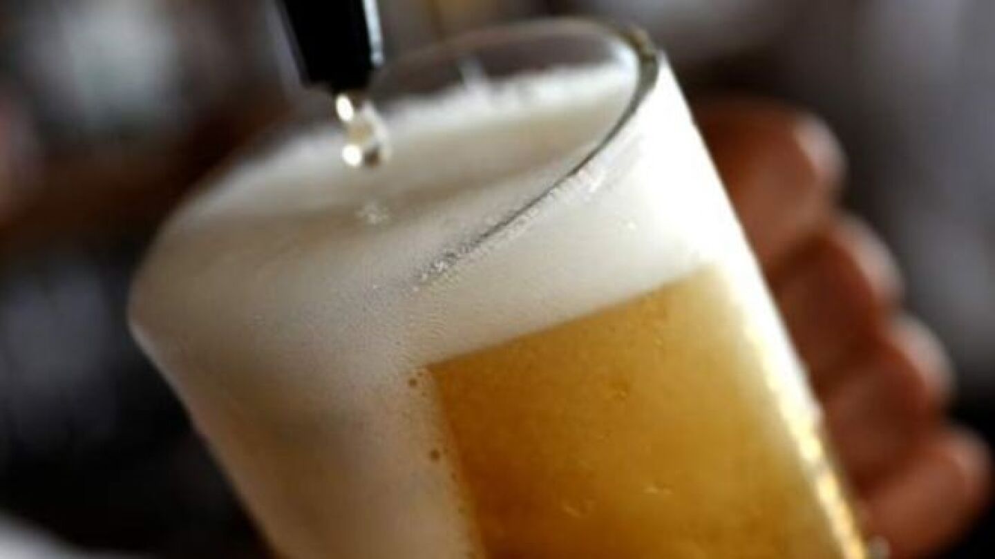 Sortean un d&iacute;a de cervezas gratis por usar bien la mascarilla ante el coronavirus