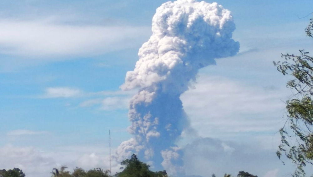 El volcan Sotupan entre en erupción en Indonesia