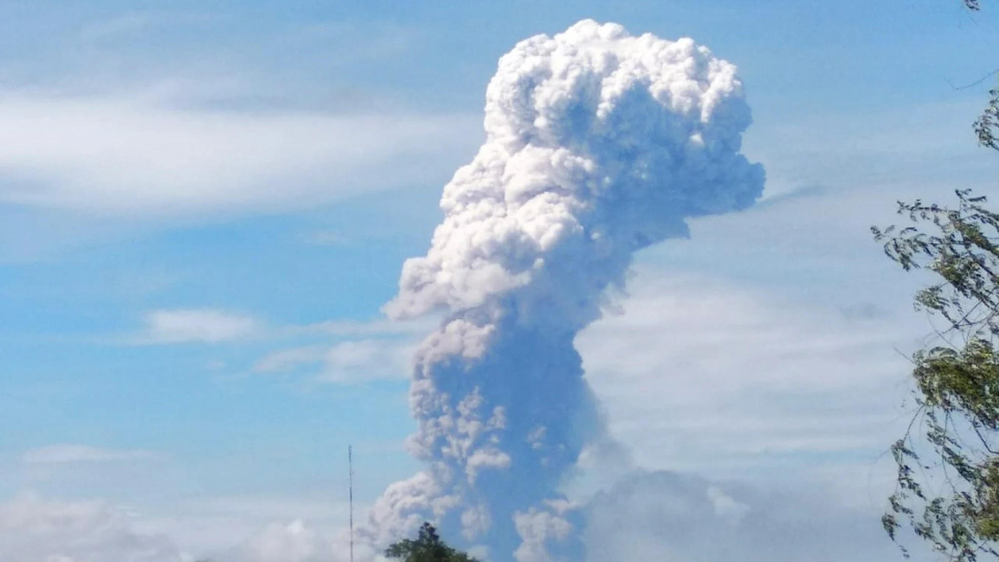 El volcan Sotupan entre en erupción en Indonesia