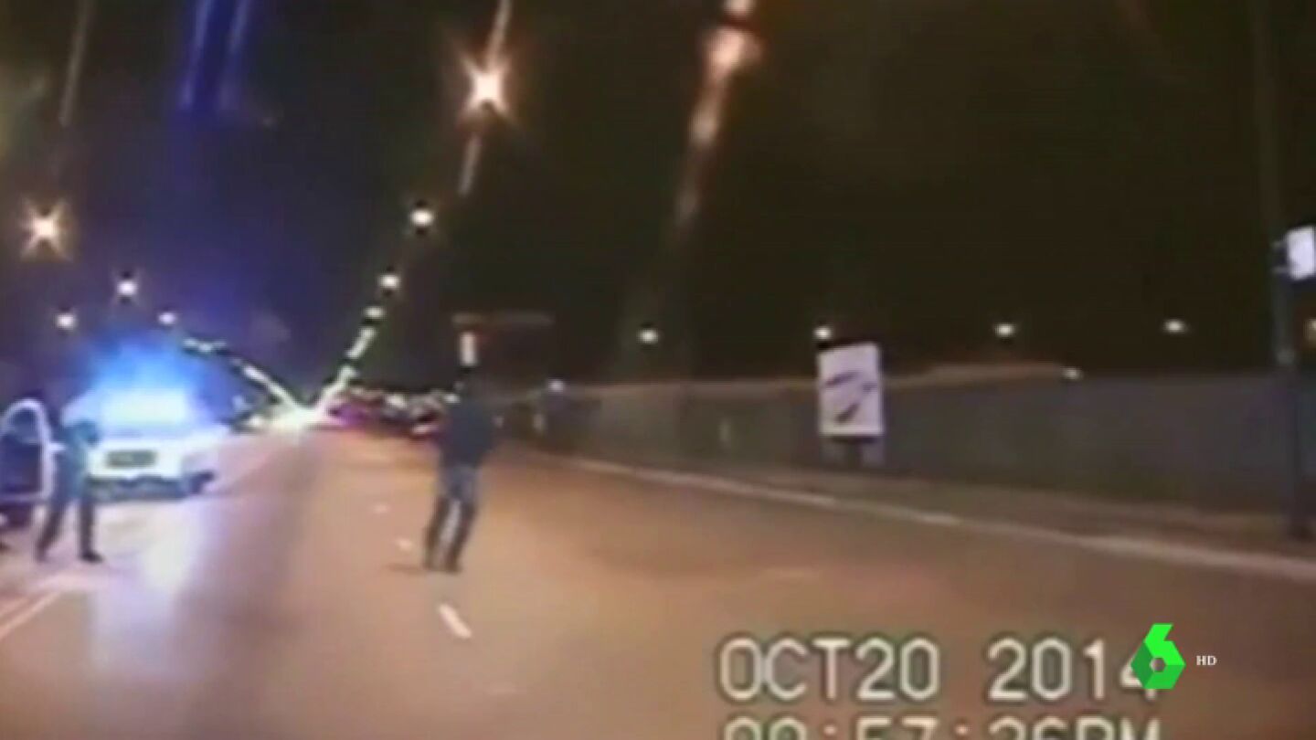 Juzgan a un polic&iacute;a que acribill&oacute; a tiros a un joven negro en Chicago: "Aun ca&iacute;do en el suelo, &eacute;l no solt&oacute; el cuchillo"