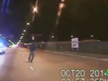 Juzgan a un policía que acribilló a tiros a un joven negro en Chicago: "Aun caído en el suelo, él no soltó el cuchillo" Juzgan a un policía que acribilló a tiros a un joven negro en Chicago: "Aun caído en el suelo, él no soltó el cuchillo"