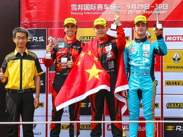 Podio de subcampeonato de la Fórmula Renault asiática Podio de subcampeonato de la Fórmula Renault asiática