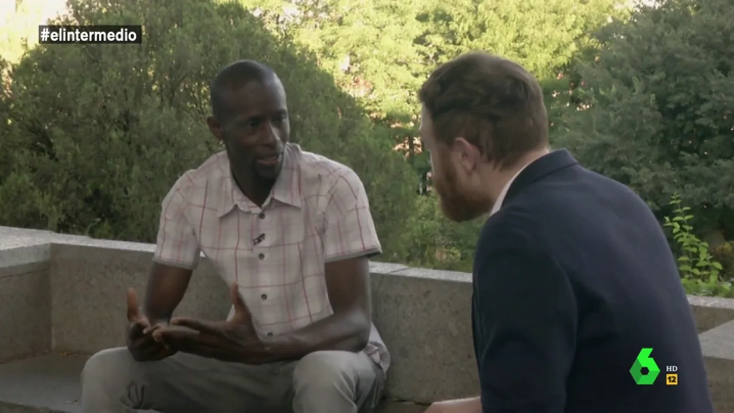 La rotunda respuesta de un mantero a Burque tras preguntarle si les puede llamar negros: "Mucha gente usa nuestro color para reírse de nosotros" La rotunda respuesta de un mantero a Burque tras preguntarle si les puede llamar negros: "Mucha gente usa nuestro color para reírse de nosotros"
