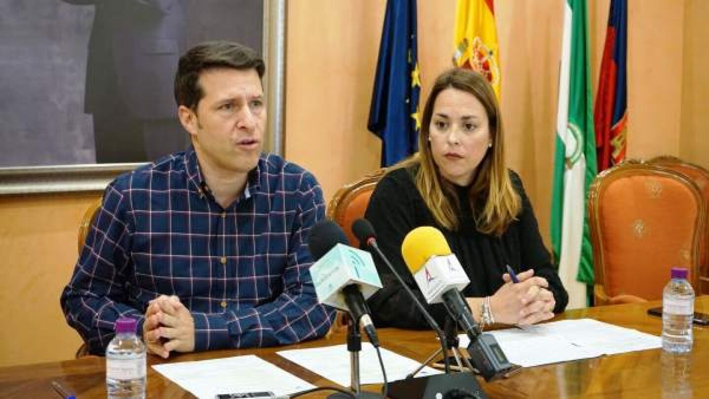 El alcalde de Torrox &Oacute;scar Medina, del PP, durante una rueda de prensa