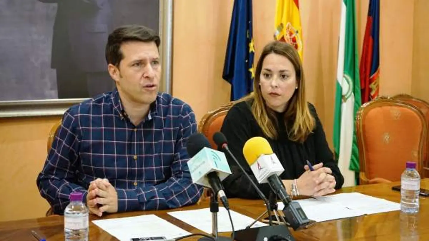 El alcalde de Torrox Óscar Medina, del PP, durante una rueda de prensa El alcalde de Torrox Óscar Medina, del PP, durante una rueda de prensa