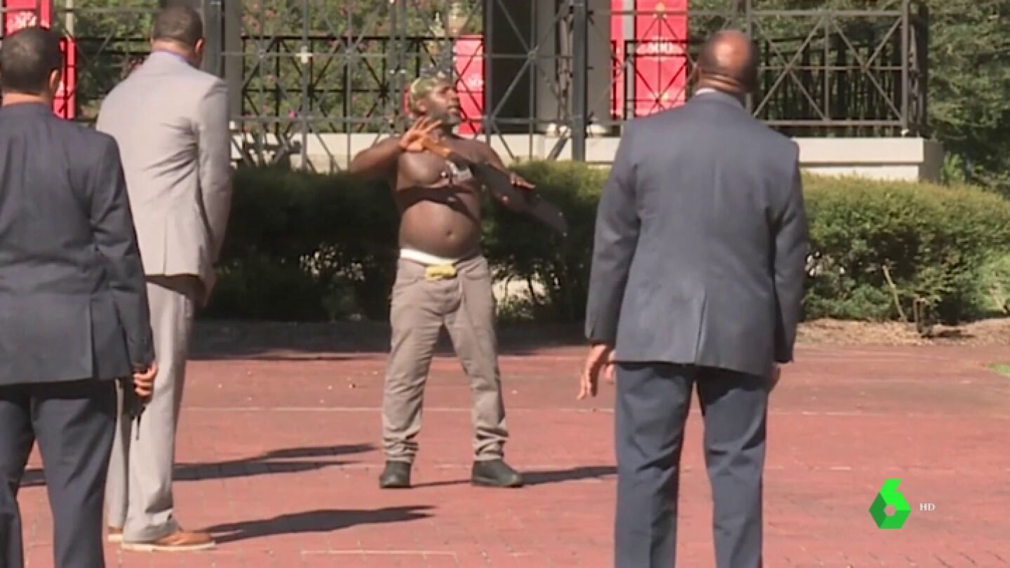 La Polic&iacute;a logra reducir con una pistola el&eacute;ctrica a un hombre armado con un enorme machete