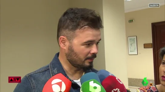 Rufián advierte a Torra y sus amenazas: "Los ultimátums los carga el diablo, y el diablo viste de Ciudadanos" Rufián advierte a Torra y sus amenazas: "Los ultimátums los carga el diablo, y el diablo viste de Ciudadanos"