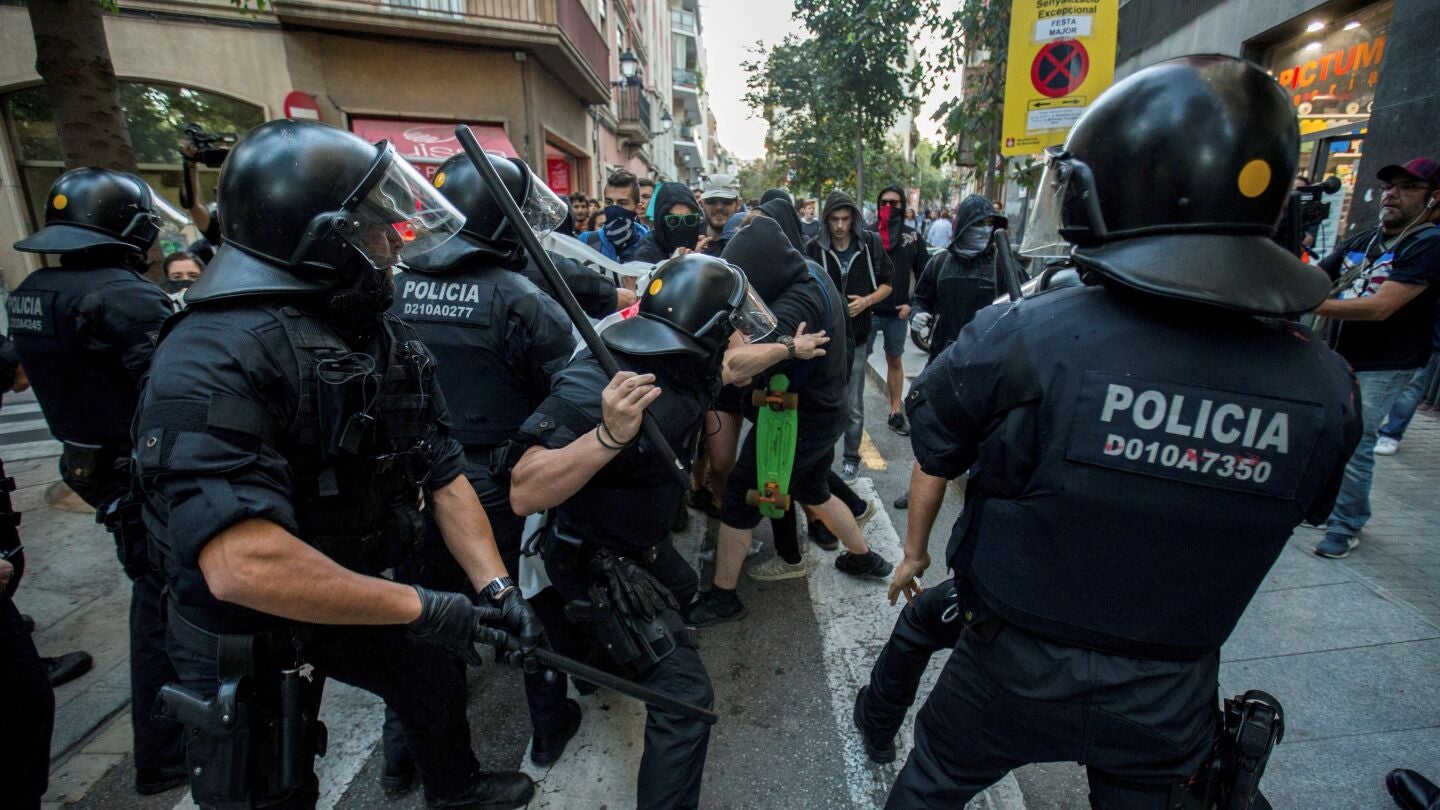 Dispositivos de los Mossos d&acute;Esquadra cargan contra los manifestantes independentistas
