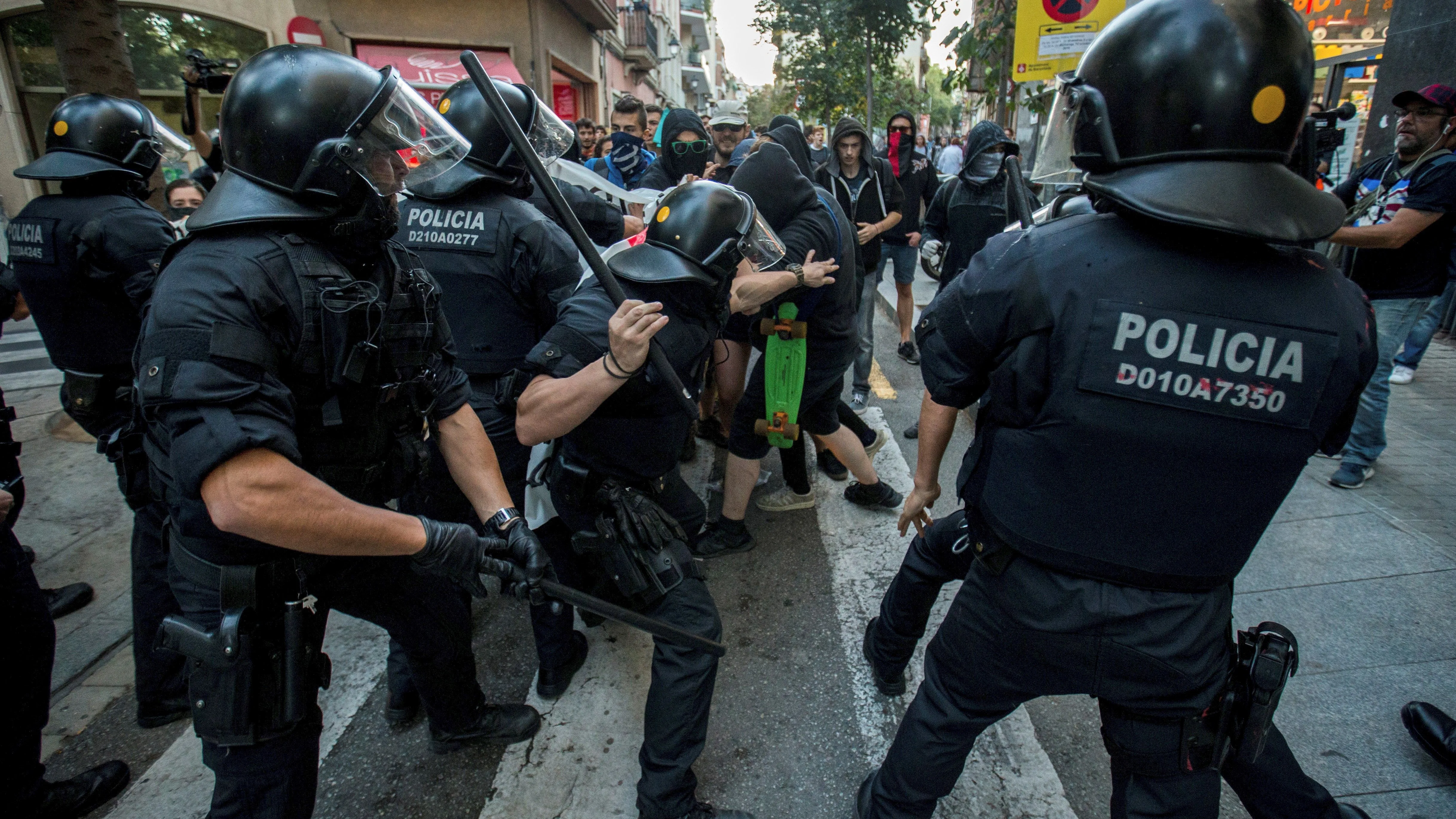 Dispositivos de los Mossos d´Esquadra cargan contra los manifestantes independentistas