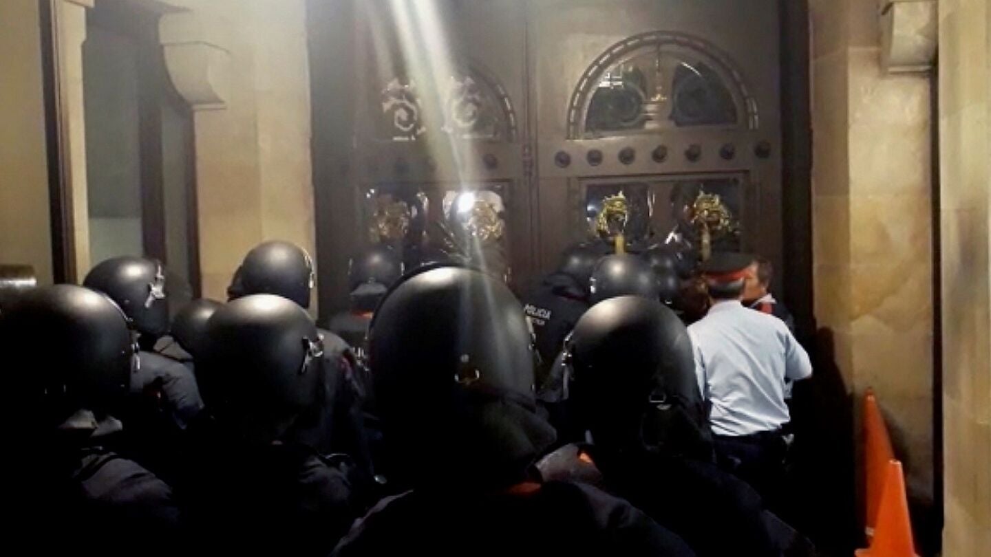 Mossos d'Esquadra aguardan en el interior del Parlament