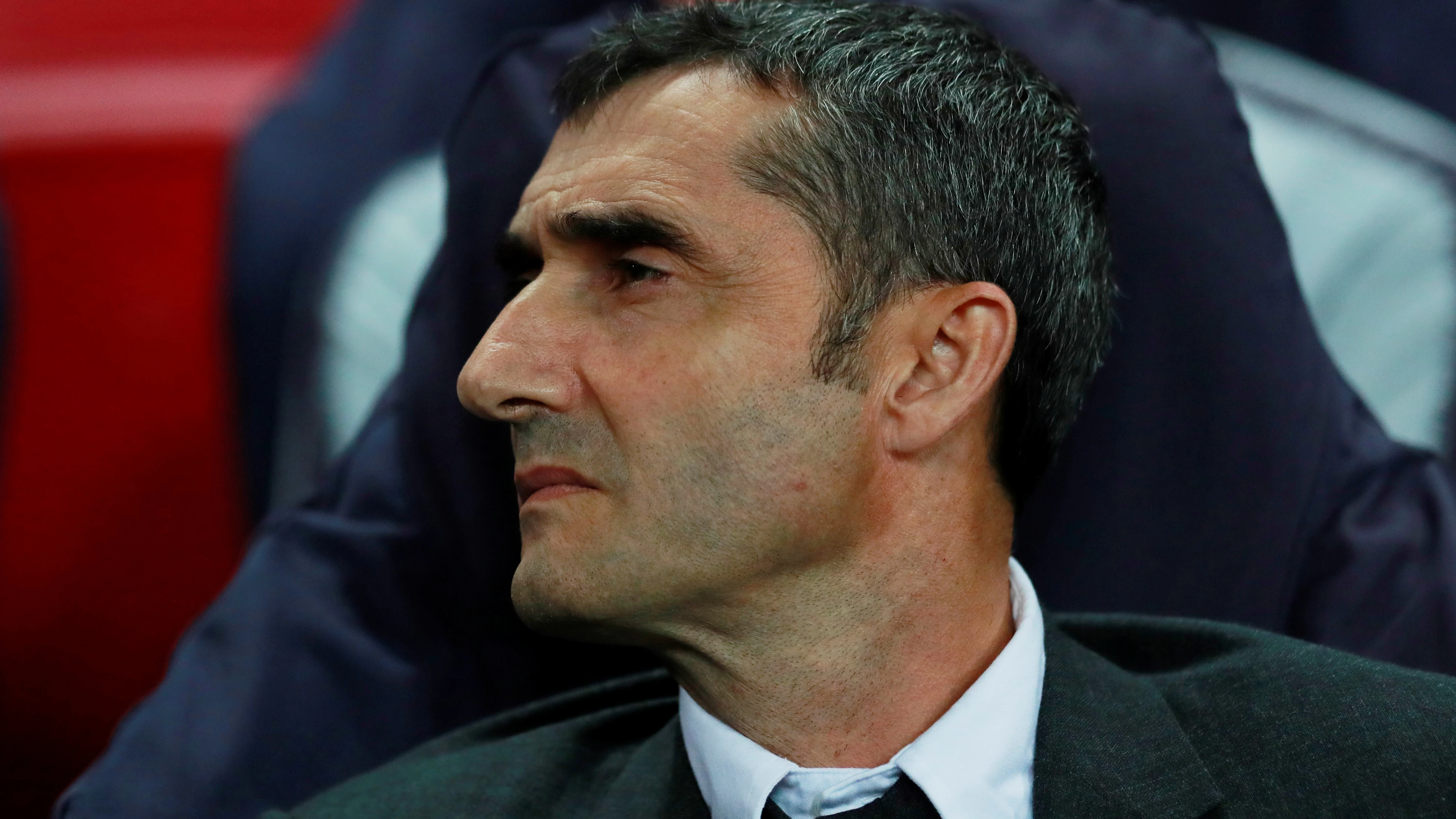 Ernesto Valverde observa desde el banquillo azulgrana