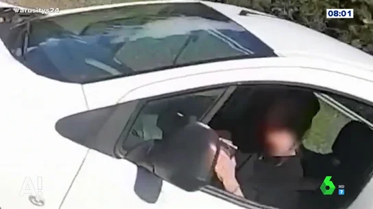 La indignante imprudencia de un conductor distraído con el móvil que casi arrolla a un ciclista La indignante imprudencia de un conductor distraído con el móvil que casi arrolla a un ciclista