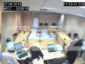 Un micro abierto capta los vergonzosos insultos de un juez a una víctima de violencia machista Un micro abierto capta los vergonzosos insultos de un juez a una víctima de violencia machista