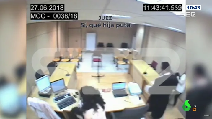 Un micro abierto capta los vergonzosos insultos de un juez a una víctima de violencia machista Un micro abierto capta los vergonzosos insultos de un juez a una víctima de violencia machista