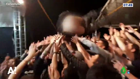 Con los genitales al aire: así termina un rockero al lanzarse al público en mitad del concierto Con los genitales al aire: así termina un rockero al lanzarse al público en mitad del concierto