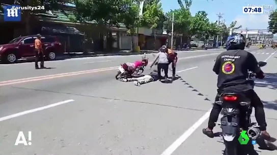 Finge un accidente de moto para proponerle matrimonio a su novia Finge un accidente de moto para proponerle matrimonio a su novia