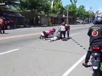 Finge un accidente de moto para proponerle matrimonio a su novia Finge un accidente de moto para proponerle matrimonio a su novia