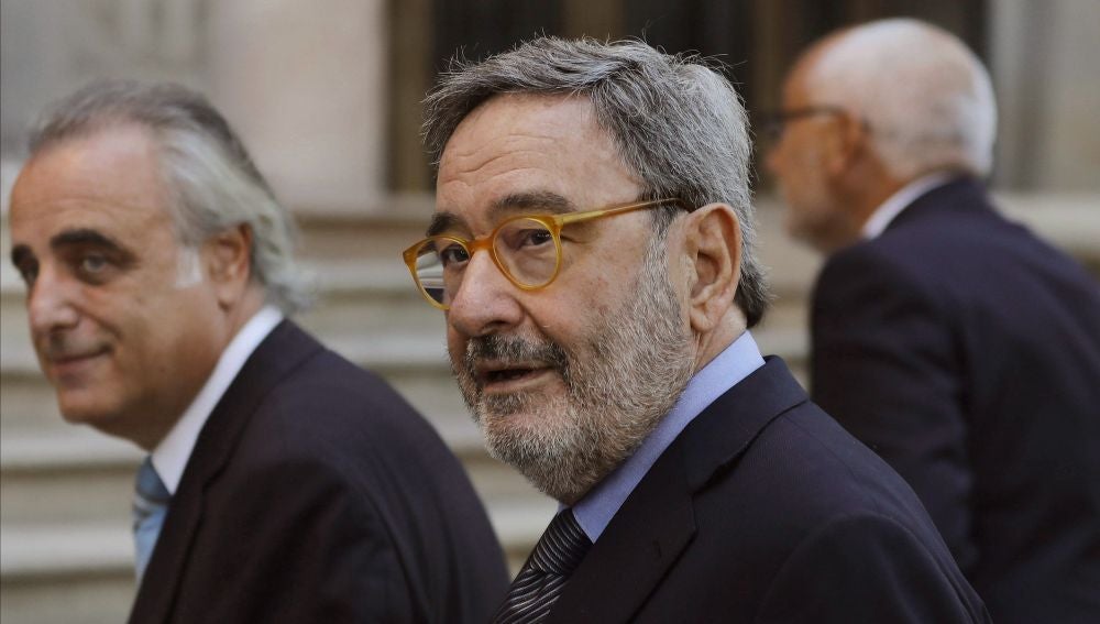El ex presidente de CatalunyaCaixa, Narcís Serra, acompañado por su abogado Pau Molins