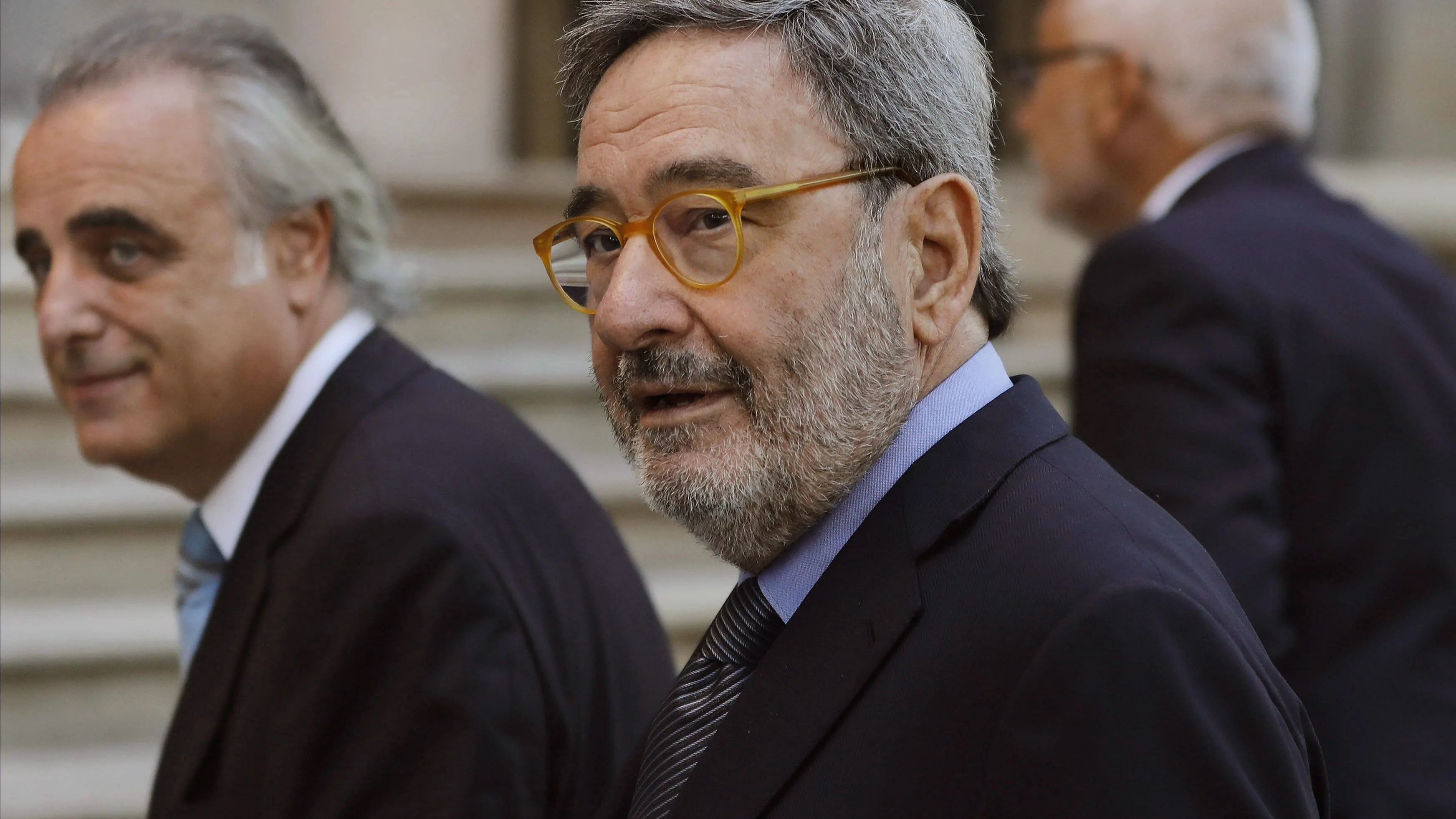 El ex presidente de CatalunyaCaixa, Narcís Serra, acompañado por su abogado Pau Molins