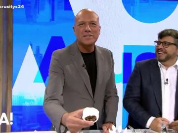 Gusanos y hormigas voladoras, el manjar exótico que degusta Alfonso Arús Gusanos y hormigas voladoras, el manjar exótico que degusta Alfonso Arús