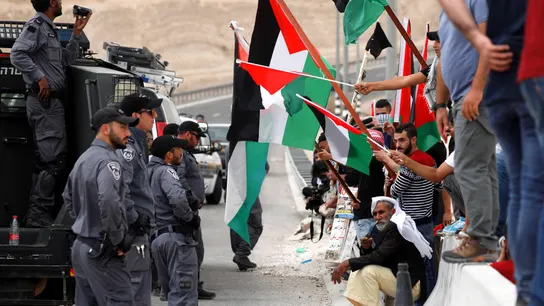 Soldados israelíes discuten con un manifestante Soldados israelíes discuten con un manifestante