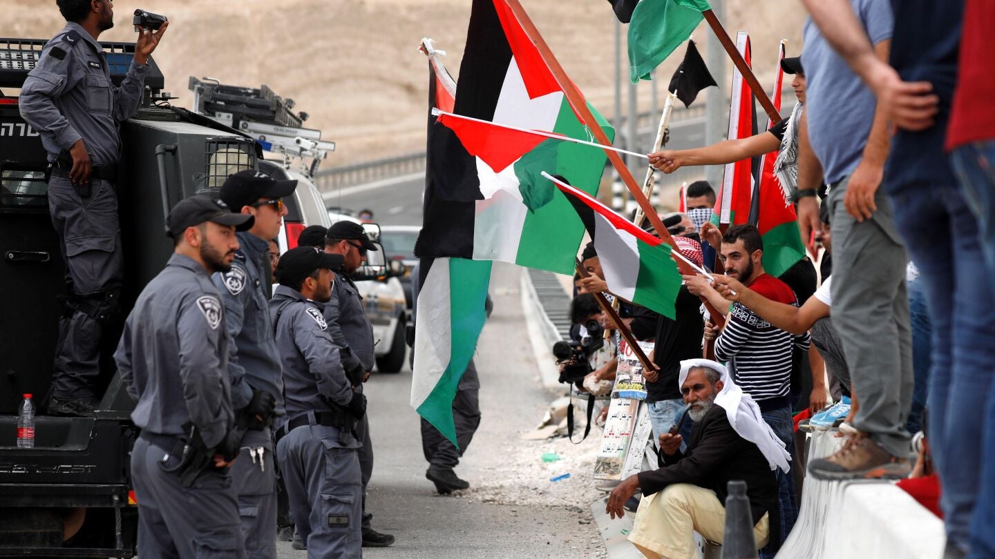 Soldados israel&iacute;es discuten con un manifestante